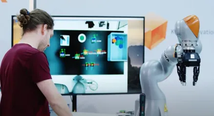 Figura 17. Brazo robótico imitando a una persona. Fuente: Kuka (2021)