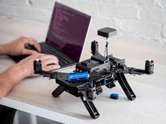 Figura 4. Dron equipado con Intel computer stick para Edge Computing: Google (2022)