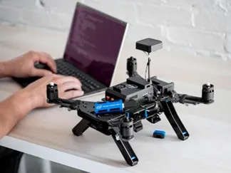 Figura 4. Dron equipado con Intel computer stick para Edge Computing: Google (2022)