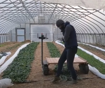 Figura 18. Robot sigue a un operario en agricultura. Fuente: farmng (2021)