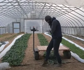 Figura 18. Robot sigue a un operario en agricultura. Fuente: farmng (2021)